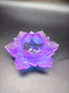 Svícen z pryskyřice - lotus - fialový